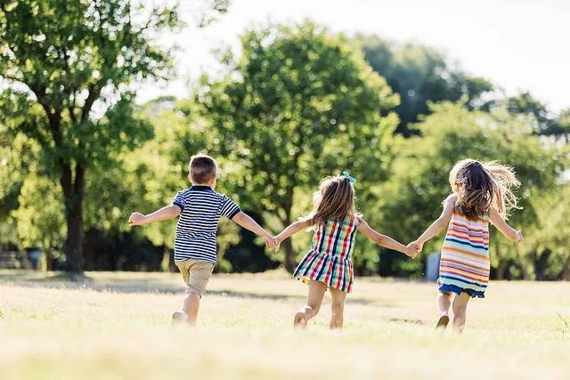 Niños corriendo